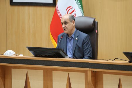 استاندار گیلان با اشاره به شرایط ویژه کشور در آستانه برگزاری دو انتخابات مهم، تأکید کرد که دستگاه‌های اجرایی استان در آماده‌باش کامل قرار دارند. هادی حق‌شناس گفت با وجود آتش‌بس دو هفته‌ای، همچنان شرایط حساس است و از فرمانداران خواسته شده در صورت بروز وضعیت جدید، امکانات لازم را مانند روزهای گذشته برای مردم فراهم کنند تا انتخابات پیش‌ِ رو بدون مشکل برگزار شود. وی با بیان اینکه انتخابات شوراهای اسلامی شهر و روستا و انتخابات میان‌دوره‌ای مجلس شورای اسلامی در بندر انزلی طی حدود دو هفته آینده برگزار خواهد شد، افزود: آخرین هماهنگی‌ها در حوزه‌های اجرایی، پشتیبانی و امنیتی انجام شده است. استاندار گیلان اعلام کرد که تاکنون ۳۳۰۱ صندوق رأی برای استان تأیید شده و حدود ۲۹۵ عضو شورا در شهرها و نزدیک به ۷ هزار نفر در روستاها انتخاب خواهند شد. به گفته او وضعیت نامزدها مشخص شده و تیم‌های اجرایی و نیروهای تأمین امنیت صندوق‌ها سازماندهی شده‌اند. حق‌شناس با دعوت از مردم برای شرکت در انتخابات، مشارکت آگاهانه را عاملی تعیین‌کننده در کیفیت مدیریت شهری و روستایی دانست و گفت انتخاب شهرداران و دهیاران آینده، مستقیماً به انتخاب امروز مردم وابسته است.