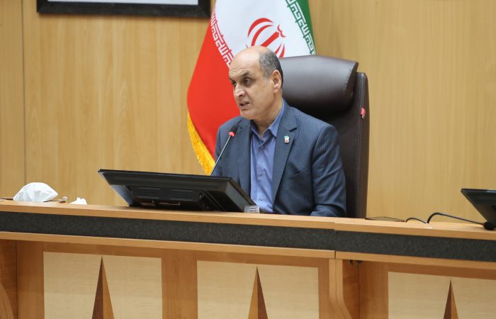 استاندار گیلان با اشاره به شرایط ویژه کشور در آستانه برگزاری دو انتخابات مهم، تأکید کرد که دستگاه‌های اجرایی استان در آماده‌باش کامل قرار دارند. هادی حق‌شناس گفت با وجود آتش‌بس دو هفته‌ای، همچنان شرایط حساس است و از فرمانداران خواسته شده در صورت بروز وضعیت جدید، امکانات لازم را مانند روزهای گذشته برای مردم فراهم کنند تا انتخابات پیش‌ِ رو بدون مشکل برگزار شود. وی با بیان اینکه انتخابات شوراهای اسلامی شهر و روستا و انتخابات میان‌دوره‌ای مجلس شورای اسلامی در بندر انزلی طی حدود دو هفته آینده برگزار خواهد شد، افزود: آخرین هماهنگی‌ها در حوزه‌های اجرایی، پشتیبانی و امنیتی انجام شده است. استاندار گیلان اعلام کرد که تاکنون ۳۳۰۱ صندوق رأی برای استان تأیید شده و حدود ۲۹۵ عضو شورا در شهرها و نزدیک به ۷ هزار نفر در روستاها انتخاب خواهند شد. به گفته او وضعیت نامزدها مشخص شده و تیم‌های اجرایی و نیروهای تأمین امنیت صندوق‌ها سازماندهی شده‌اند. حق‌شناس با دعوت از مردم برای شرکت در انتخابات، مشارکت آگاهانه را عاملی تعیین‌کننده در کیفیت مدیریت شهری و روستایی دانست و گفت انتخاب شهرداران و دهیاران آینده، مستقیماً به انتخاب امروز مردم وابسته است.